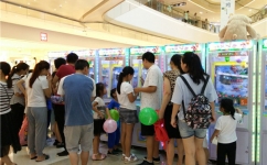 深圳沃尔玛商场丰富购物体验，快乐球王礼品机引爆人气