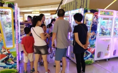 快乐球王礼品机在超市吸引人目光
