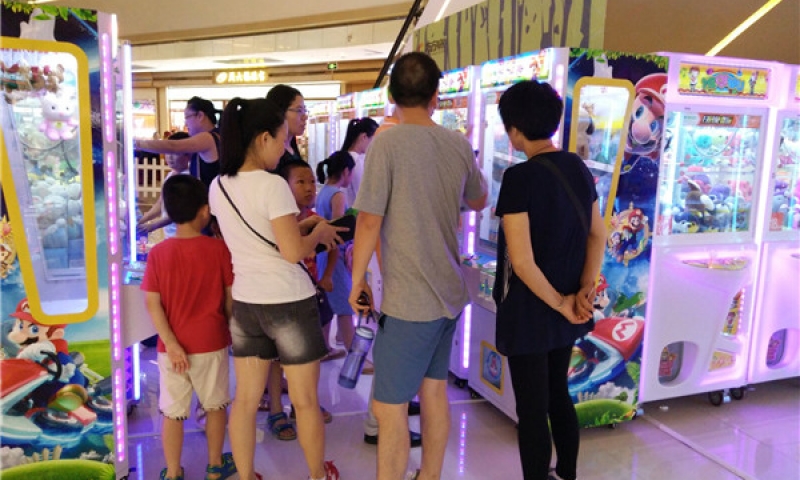 快乐球王礼品机在超市吸引人目光